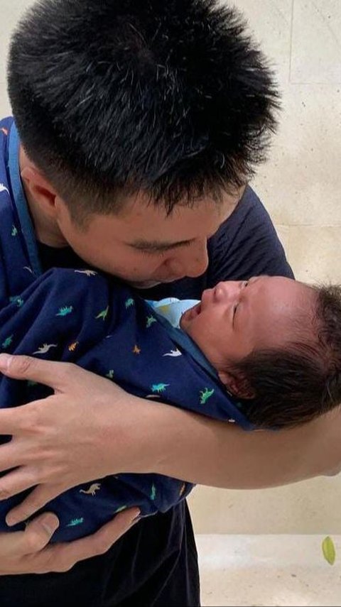 Rumah Tangga dengan Paula Verhoeven Dikabarkan Retak, Baim Wong Disorot Tiba-tiba Pamer Foto Gendong Bayi