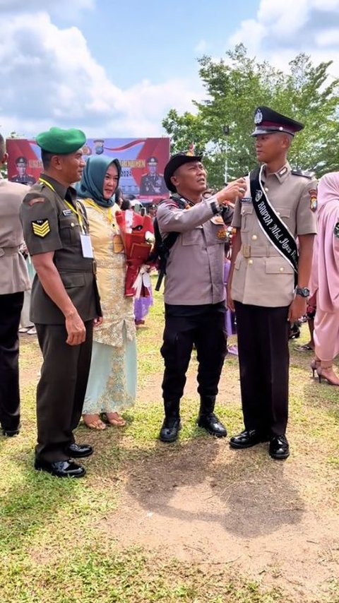 Ayah TNI Datang ke Acara Pelantikan Putranya, Dapat Nasehat dari Senior ‘Jangan Kau Aneh-aneh’