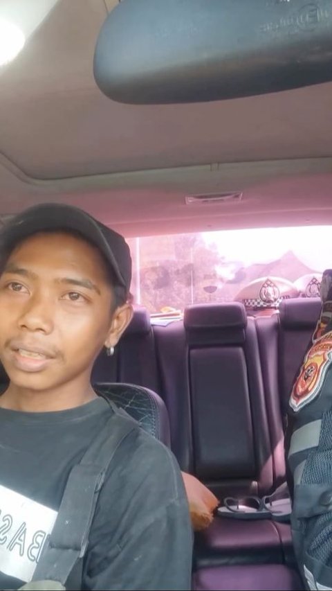 Kerja di Proyek Tidak Dibayar Selama 1 Bulan, Pria Ini Nekad Pulang Jalan Kaki di Tol, Ketemu Polisi Langsung Diantar & Dikasih Uang