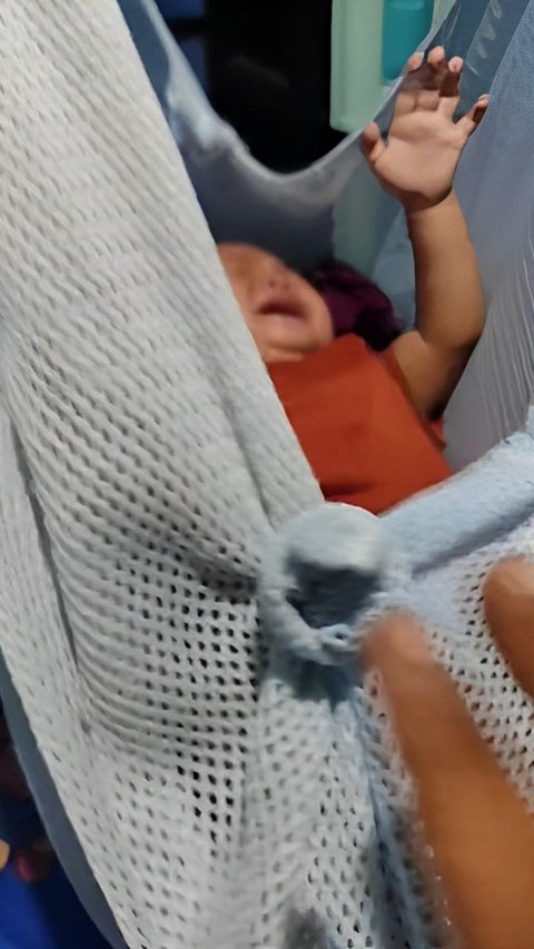 Not Using Lullabies, This Baby Falls Asleep Instantly with the Sound of an Iron Seller