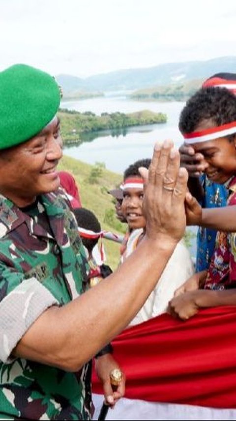 Bendera Merah Putih Sepanjang 1.000 Meter Dibentangkan di Bukit Tungkuwiri Papua