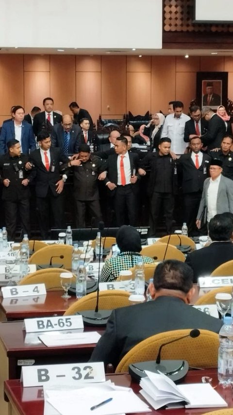 Paripurna DPD Ricuh saat LaNyalla Bacakan Tatib, Senator Hujani Interupsi sampai Rebut Palu Sidang