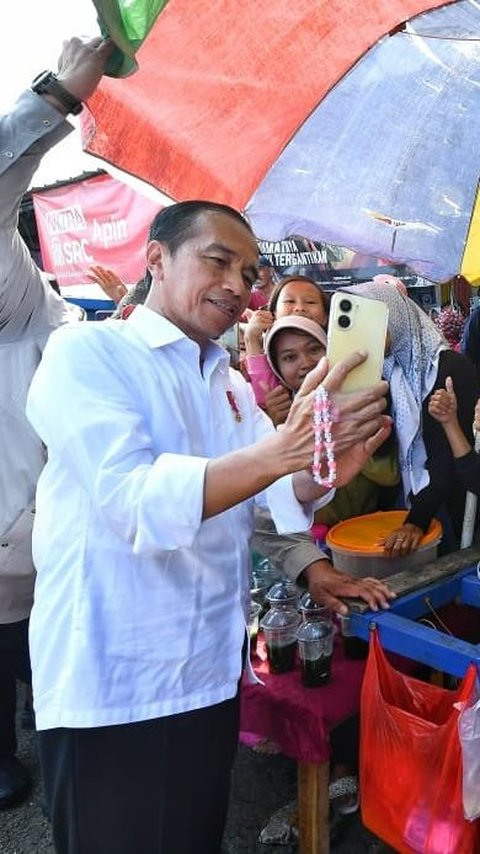 Jokowi Blusukan ke Pasar Kota Agung, Cek Harga dan Berikan Bantuan Modal Kerja