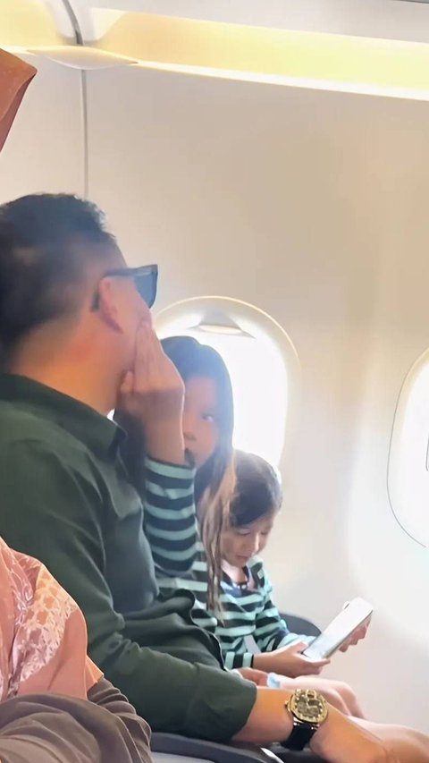 Funny Moment of a Daughter Becoming a 'Security Guard', Her Father is Not Allowed to Look at Flight Attendants