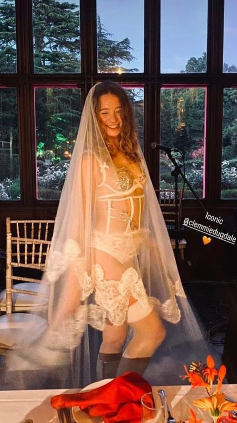 Viral! English Noblewoman Marries in a Vulgar Manner, Wearing Only Underwear Covered by a Wedding Veil