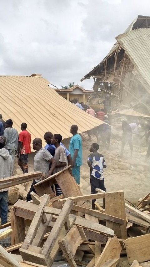 FOTO: Tragis! Lebih dari 100 Murid dan Guru Terjebak Gedung Sekolah Dua Lantai yang Ambruk Saat Ujian