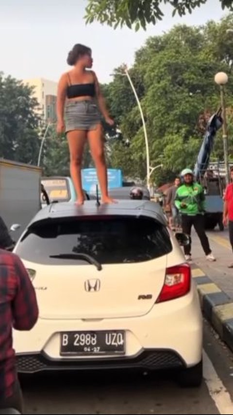 Viral Woman Talking on Top of a Car Causing Traffic Jam