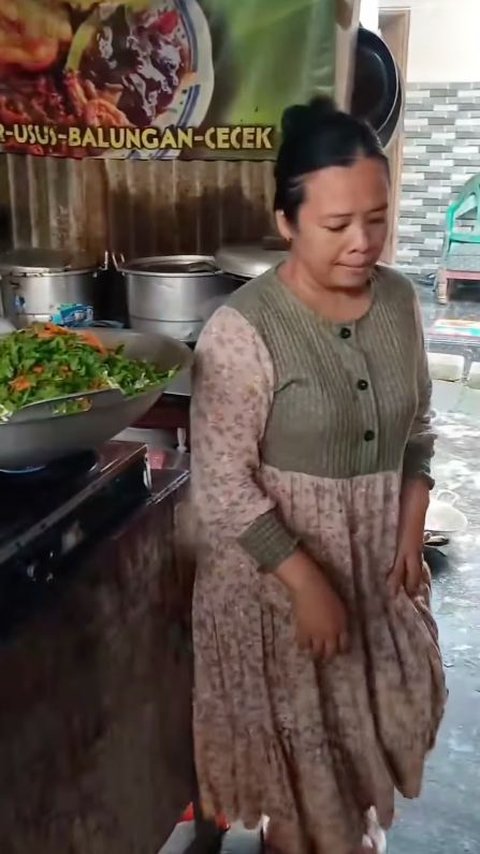 The Owner of the Stall is Immediately Feisty When Customers Arrive, Local Version of Karen's Diner