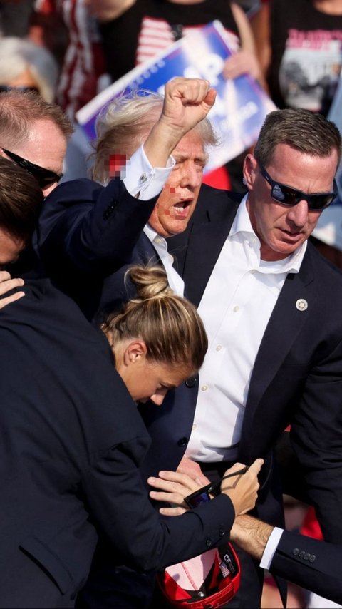 FOTO: Berdarah Akibat Ditembak, Donald Trump Tetap Berdiri Sampaikan Pidato Politik di Kampanye Pilpres AS