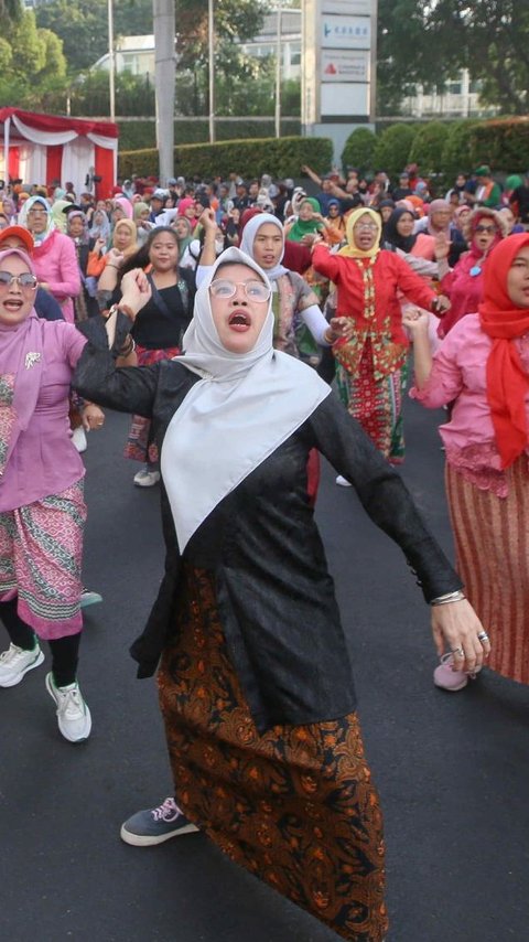 FOTO: Keseruan Menari Poco-Poco Berbalut Kebaya di CFD Jakarta