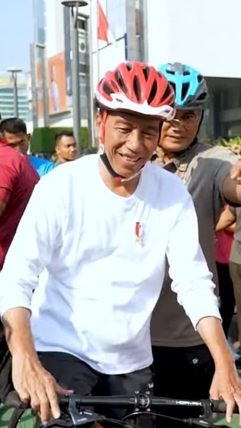 Momen Akrab Jokowi Bersama Warga Jakarta di CFD, Sampai Tanda Tangan Baju