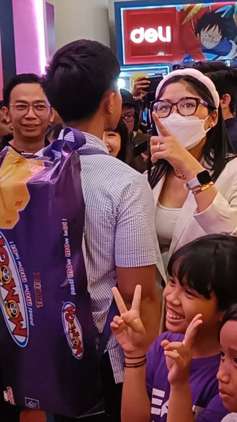 Gaya Kaesang Gendong Tas Besar Bergambar Snack Keliling PRJ Bareng Erina, Bikin Pengunjung Heboh