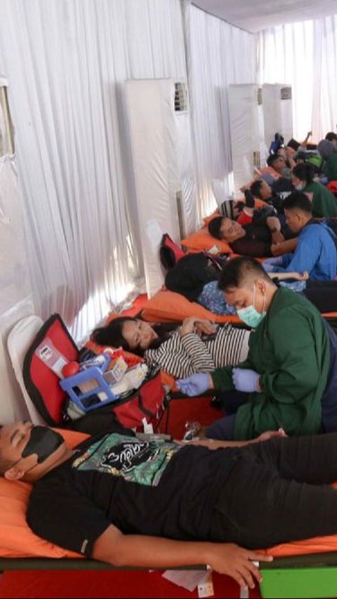 FOTO: Hari Donor Darah Sedunia, Ratusan Warga Donorkan Darah Secara Massal di Jakarta