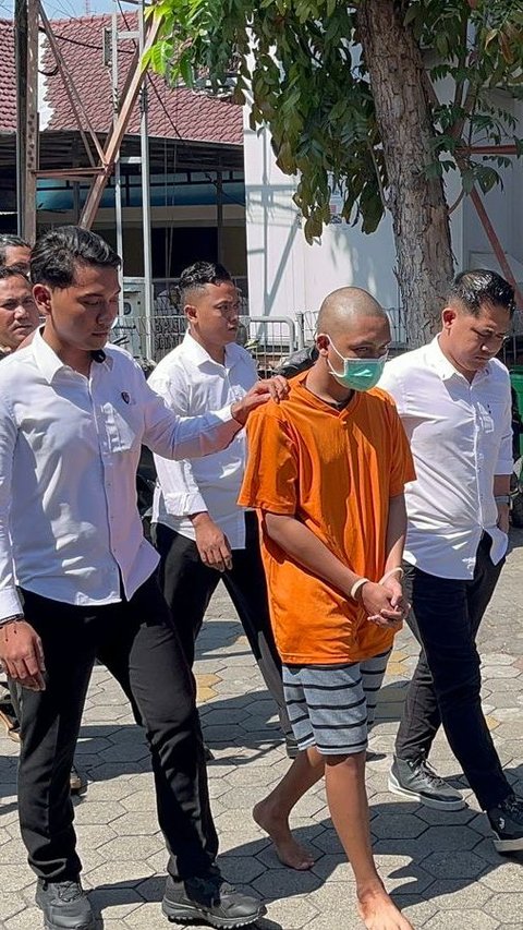 Konten Kreator Ditangkap Buntut Setubuhi Pacar di Bawah Umur, Ini Tampangnya Saat Digiring Polisi