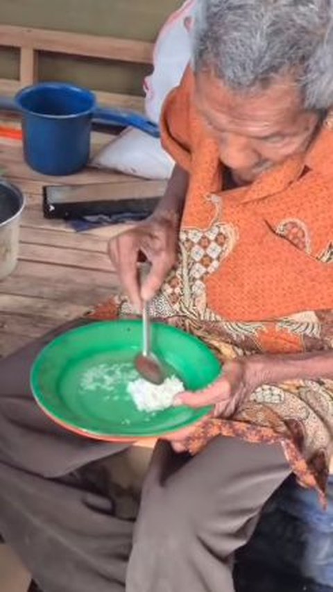 Kisah Pilu Kakek 90 Tahun Makan Cuma Nasi Dicampur Air, Tinggal Sendiri Penghasilan Jualan Kerupuk Miris