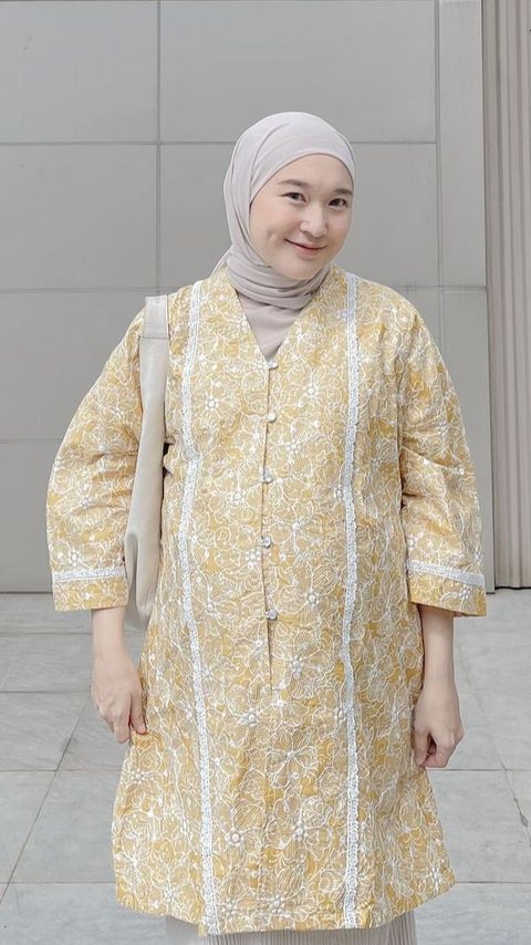 2 Inspirations for Hijab Outfits with Pastel Yellow Color, Making Your Look Fresher