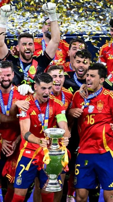 FOTO: Pesta Spanyol Rayakan Juara Euro 2024, Euforia Tim Asuhan Luis de la Fuente Meluap-Luap Angkat Trofi