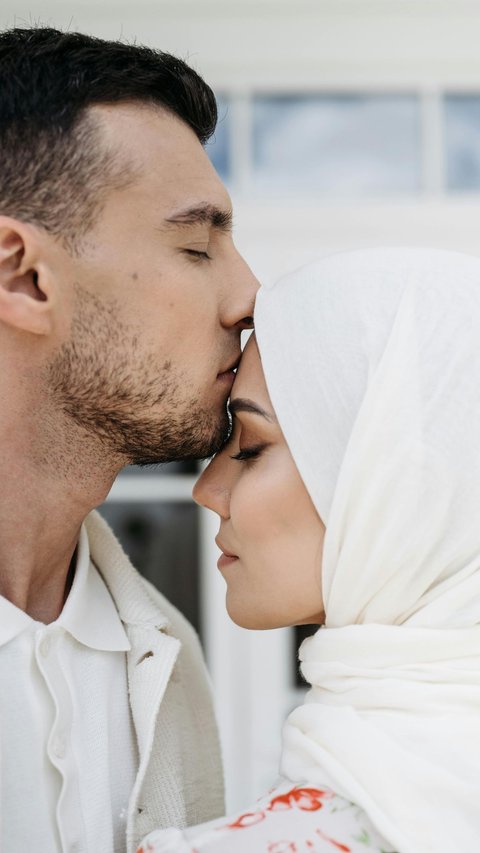 The Rewards of Kissing the Wife in Islam and Its 6 Benefits for the Relationship