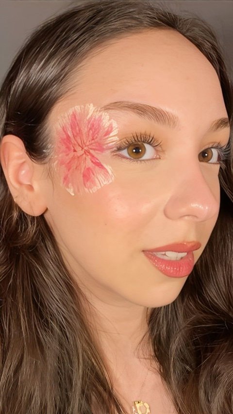 The Latest Trend in Social Media, Creating Plastic Flower Effects on the Face