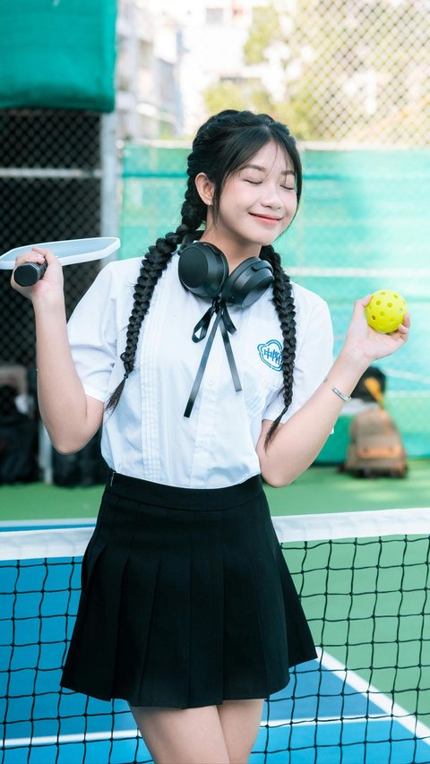 Looking Cute and Classy with Simple 90s Braided Headband