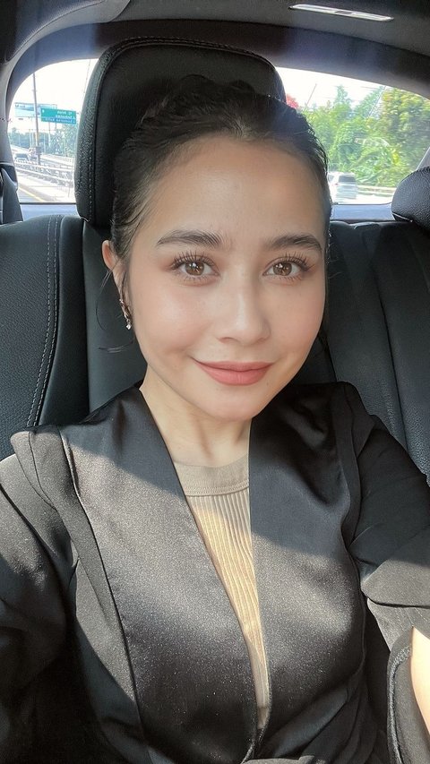 Posing Inside the Car with a New Hairstyle, Prilly Latuconsina's Appearance Resembles a High School Student