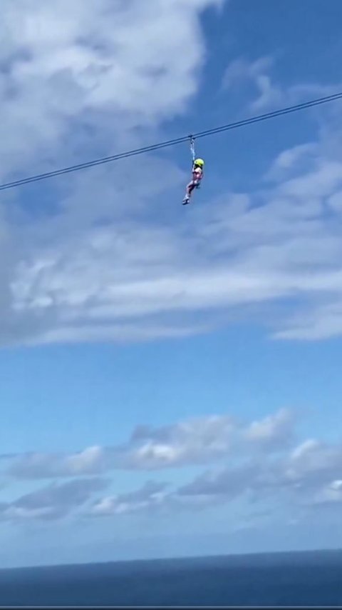 Moments of a Girl Trapped on a Stuck Zipline Track in Bali, Her Actions Impress Netizens