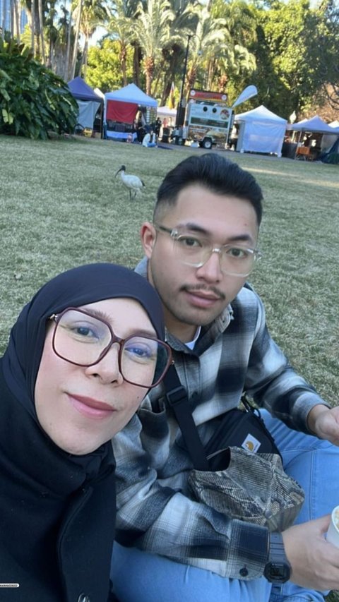 Potret Melly Goeslaw dan Anto Hoed Jalan-jalan di Australia, Nikmati Momen Kebersamaan dengan Anak Sebelum Mulai Kuliah