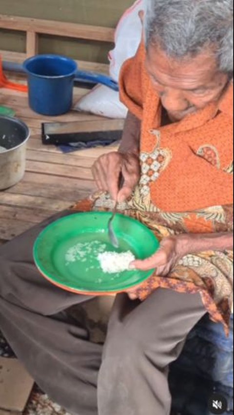 Sad Viral Moment: 90-Year-Old Grandfather Lives Alone, Eats Rice Mixed with Water