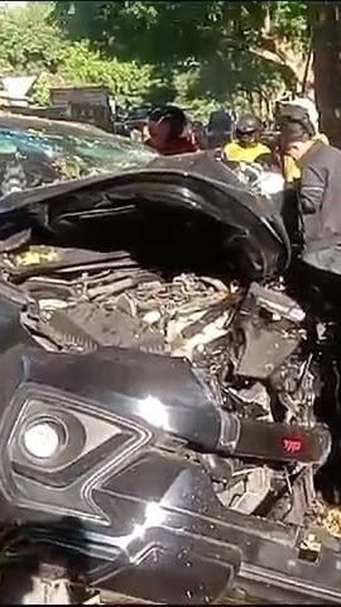 Mengantuk, ABG 15 Tahun Kendarai Fortuner Kecelakaan di Situbondo