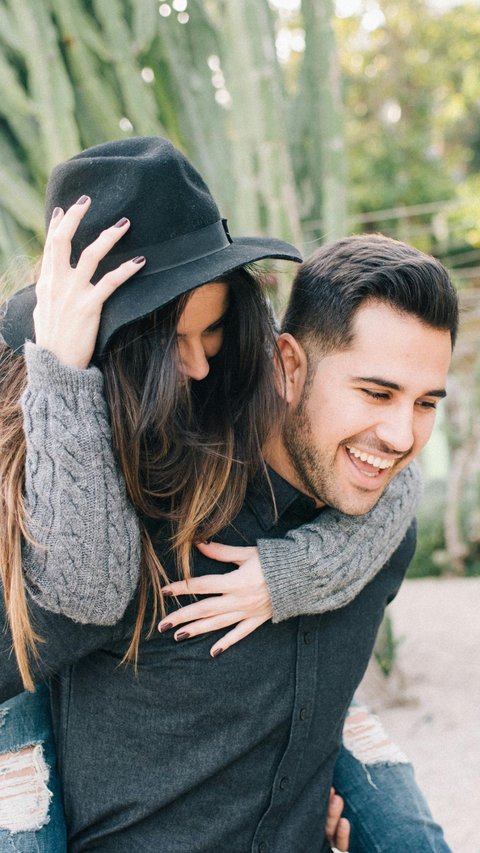 35 Funny Words for a Girlfriend Who's Sulking, Automatically Makes Her Feel Soft Again