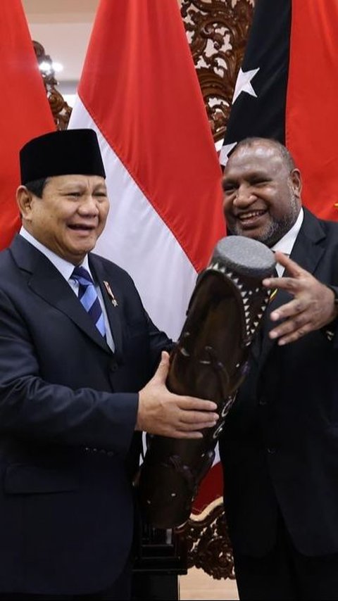 VIDEO: Prabowo Tepuk-Tepuk Hadiah PM Papua Nugini, Ingin Kerja Sama Pertukaran Perwira
