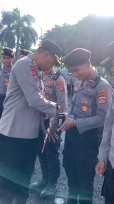 Beruntungnya Anggota Polres Lombok Timur, Dompetnya Kosong Langsung Diisi Kapolres saat Apel Pagi