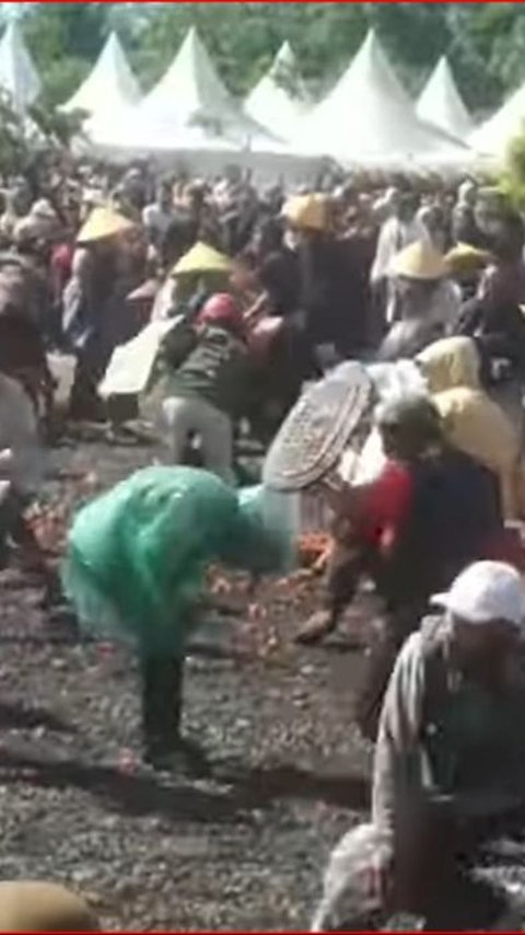 Mengenal Tradisi Perang Tomat di Lereng Gunung Slamet, Wujud Syukur dari Panen Buah Melimpah