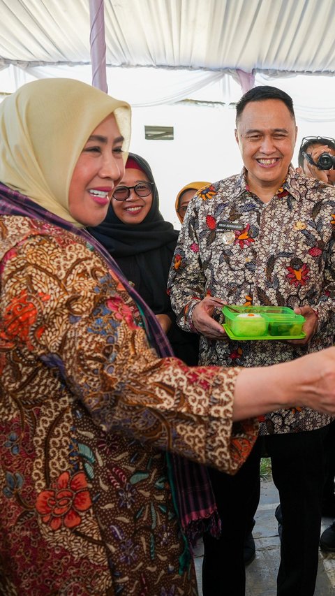 Istri Mendagri Suapi Anak Stunting di Lebak