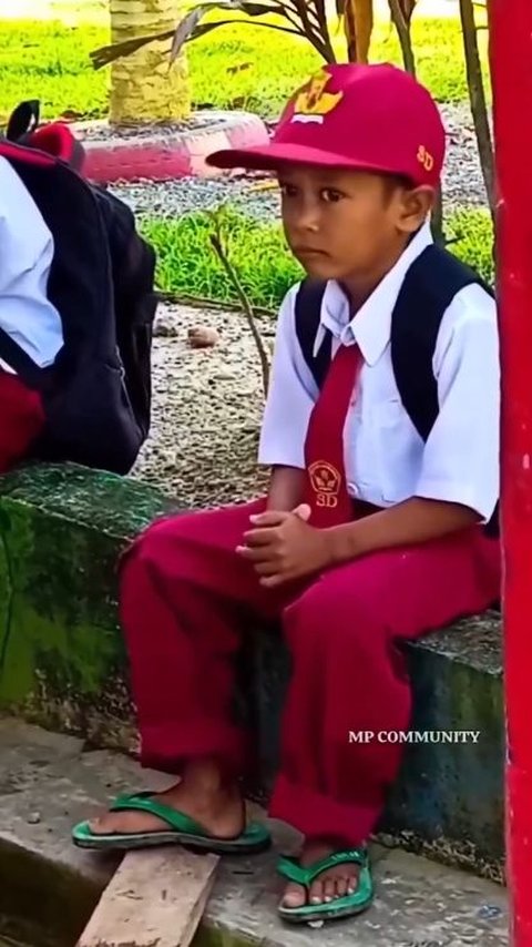 Senyum Manis Firdaus, Bocah SD yang Masuk Sekolah Pakai Sandal Jepit karena Orangtua Belum Punya Uang