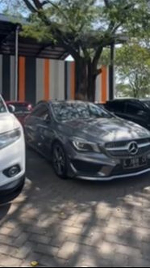 Begini Isi Parkiran Kampus 'Crazy Rich' Surabaya, Mobil Miliaran Terpajang
