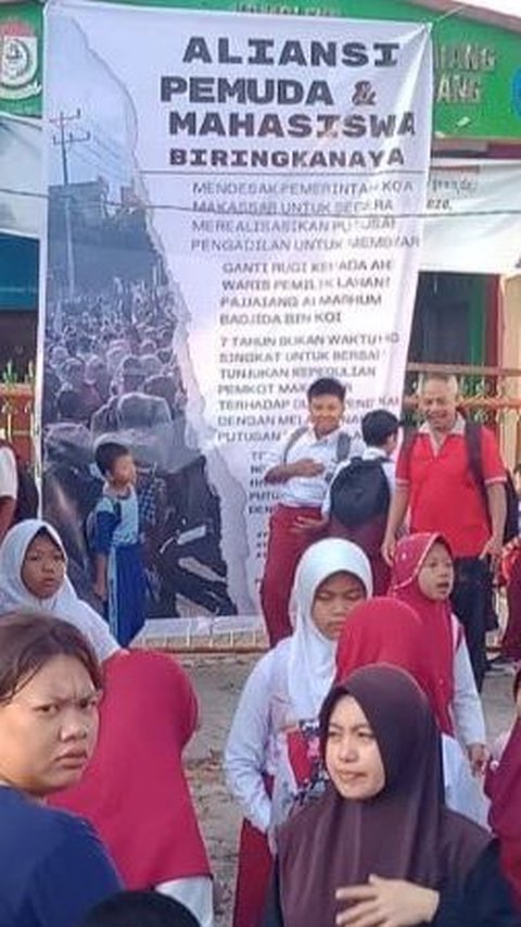 Elementary School in Makassar Sealed by Heirs, Students Stuck at School