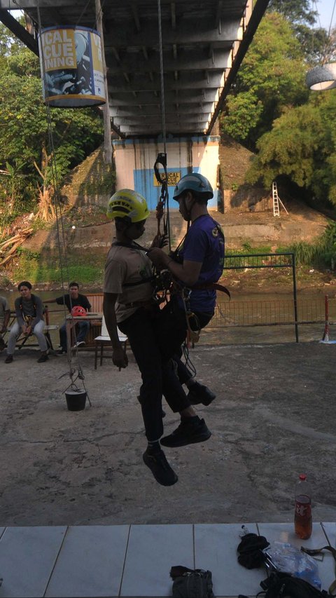 FOTO: Mengintip Latihan Upaya Penyelamatan Diri di Pinggiran Kali Ciliwung