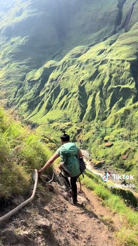 Sudah Sampai di Pos 2 Gunung Rinjani, Pemuda ini Tiba-Tiba Ditelepon Dosen Diminta Kumpulkan Nilai Auto Panik