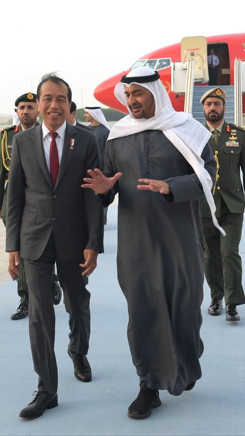 Tiba di Abu Dhabi, Jokowi Disambut Presiden MBZ di Bandara Zayed