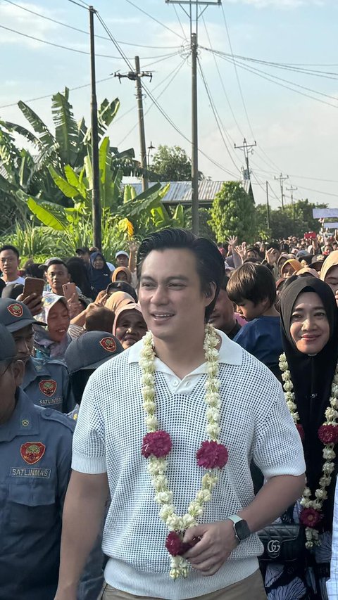 Dikalungkan Bunga, Potret Baim Wong Diarak Warga Ramai Banget 'Akhirnya Ngerasain Kalau jadi Cawagub'