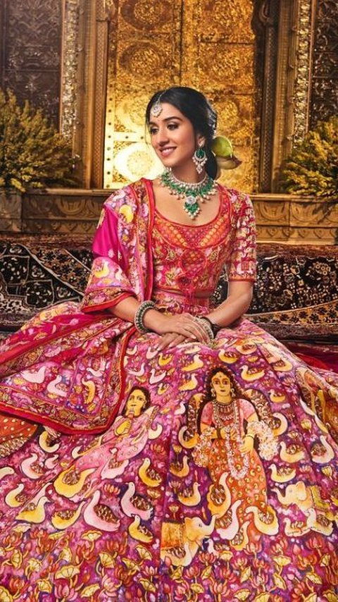 Portrait of Radhika Ambani Wrapped in Sari and Large Diamonds at a Wedding Party Estimated to be Worth IDR 9.7 Trillion