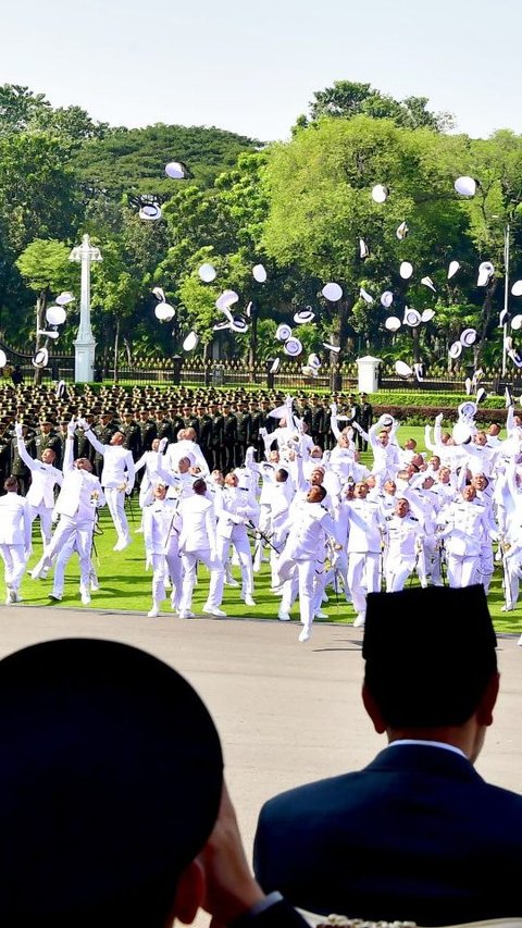 VIDEO: Yel-Yel Penuh Semangat Perwira Polri Hingga Sujud di Istana Kejutkan Jokowi & Iriana