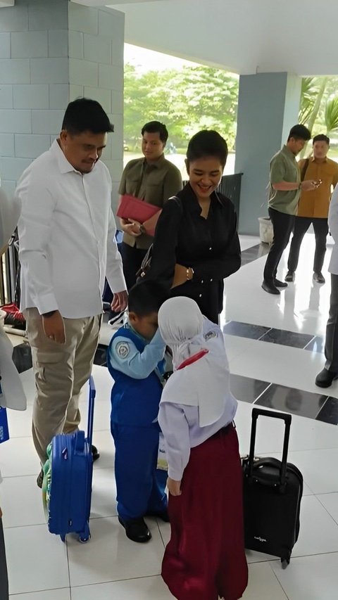 Portrait of Bobby and Kahiyang's First Day of School, Guarded by Paspampres