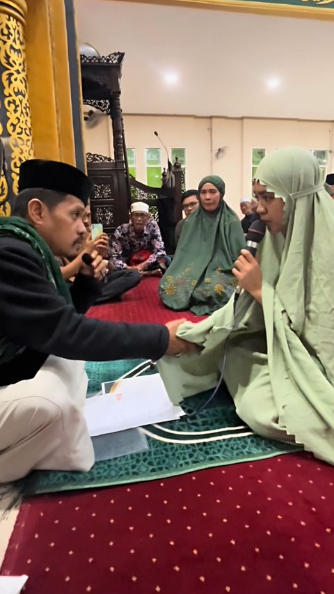 Touching Moment of a Group of Young People Late at Night Accompanying a Friend's Conversion to Islam, Witnessed by Dozens of Congregants