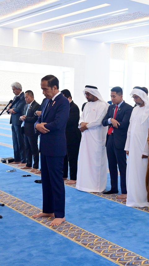 Momen Jokowi Salat di Masjid Presiden Joko Widodo Abu Dhabi