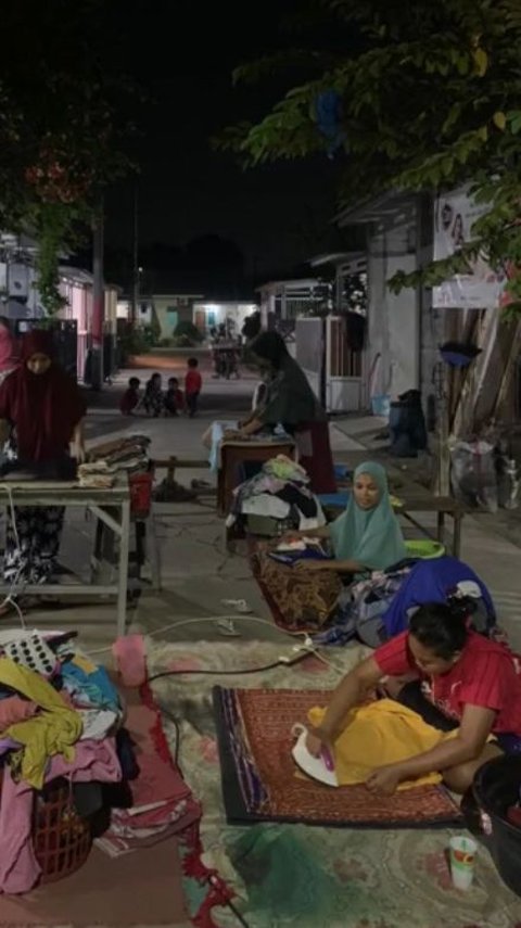 Emak-Emak di Cikarang Ini Setrika Baju Bareng Tetangga di Depan Rumah, Aksinya Curi Perhatian