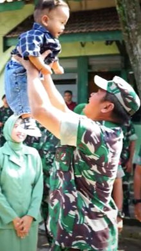 Momen Kasad Maruli Cek Rumah Anggota Sambil Timang-Timang Bayi Prajurit dan Ajak Tos Anak-anak 'Jadi Tentara ya Kayak Papah'