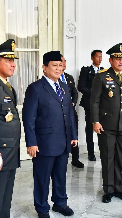 VIDEO: Momen Prabowo Pijat Tipis-Tipis Wapres Ma'ruf saat Foto Bareng Perwira TNI di Istana