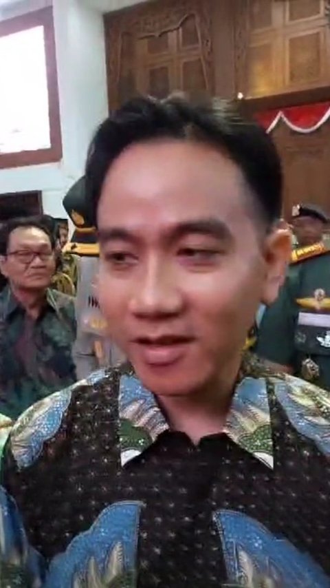 VIDEO: PDIP Keras Soroti Keputusan Gibran Baru Mundur 